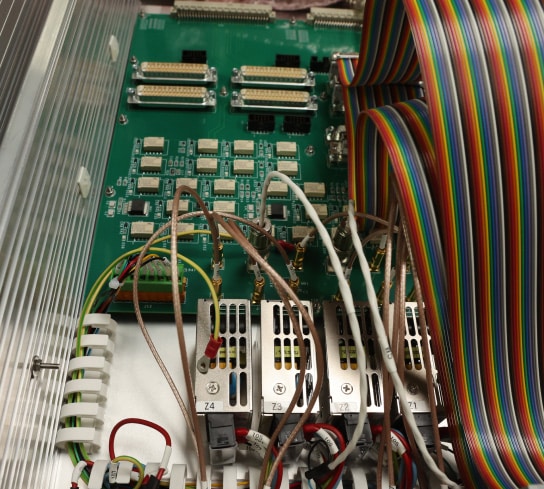 Photo montrant des composants électroniques reliés par des câbles