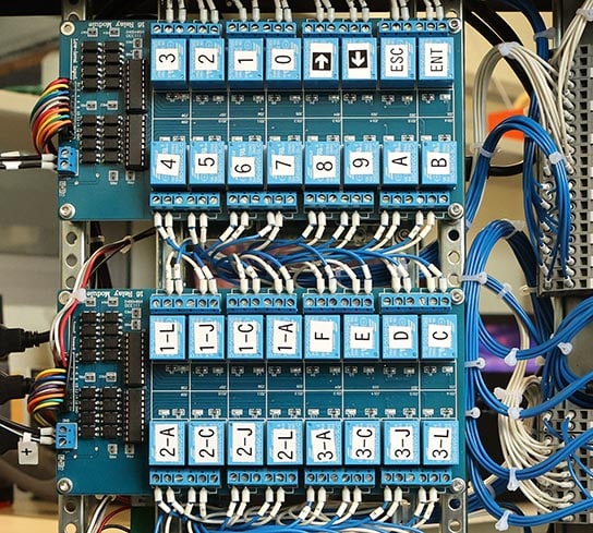 Photo montrant l'intérieur d'un rack avec du câblage filaire et intégration d'un ensemble électronique
