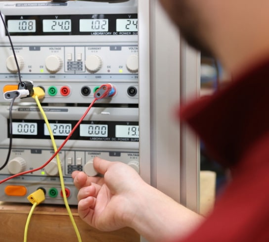 Photo d'une main tournant un bouton sur un tableau électronique