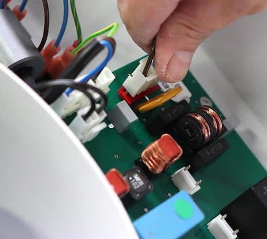 Photo montrant le branchement d'un câble à l'intérieur d'un produit électronique