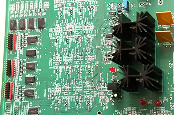 carte électronique prise de face avec le PCB de couleur verte et ses composants